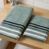 Set 1+1 asciugamano viso con ospite verde salvia con bordo a righe in tono