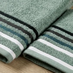 Set 1+1 asciugamano viso con ospite verde salvia con bordo a righe in tono