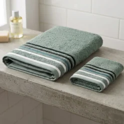Set 1+1 asciugamano viso con ospite verde salvia con bordo a righe in tono