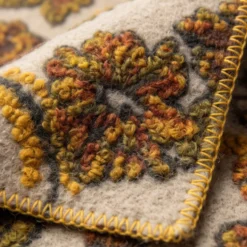 Soffice Plaid di Lana Cotta Floreale ramage grigio con bordo giallo